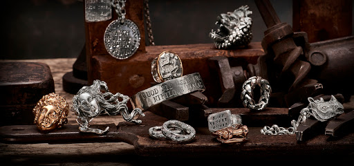 CAPULET Jewelry ❤️ Eheringe & Verlobungsringe München | gehämmerter Schmuck mit Gravur | Goldringe & Silberringe