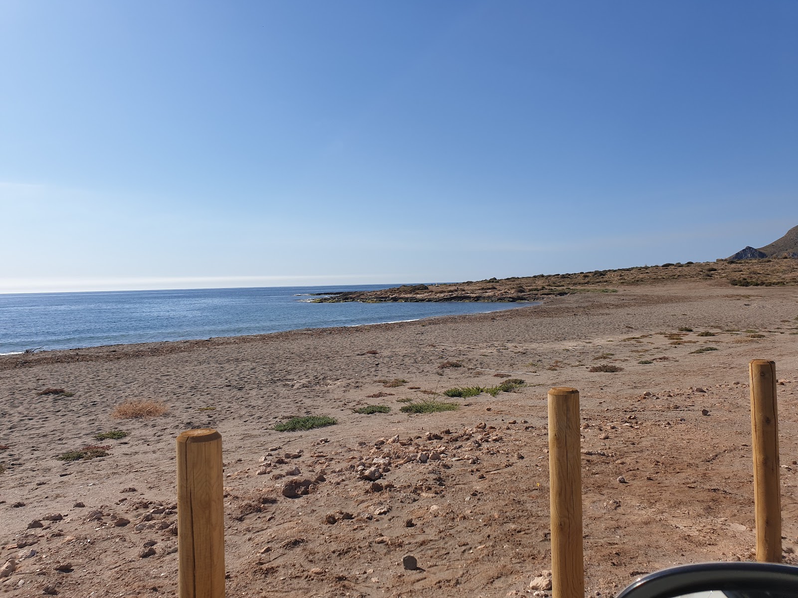 Foto de Playa del Rafal com areia preta e seixos superfície