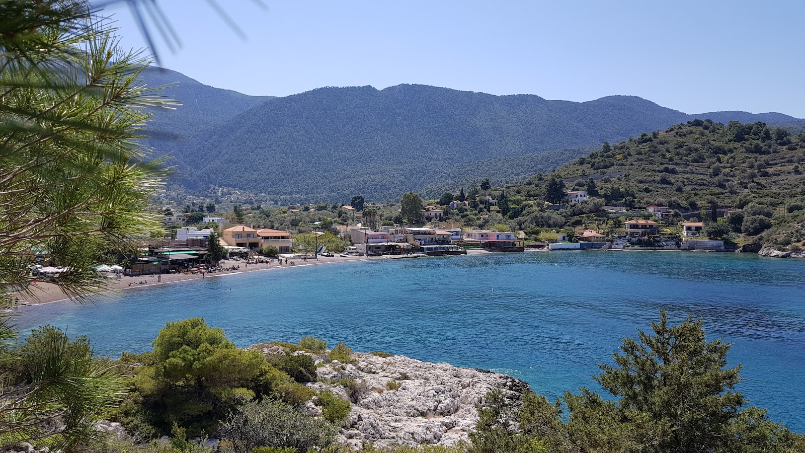 Foto af Agios Sotira beach med brun fin sten overflade