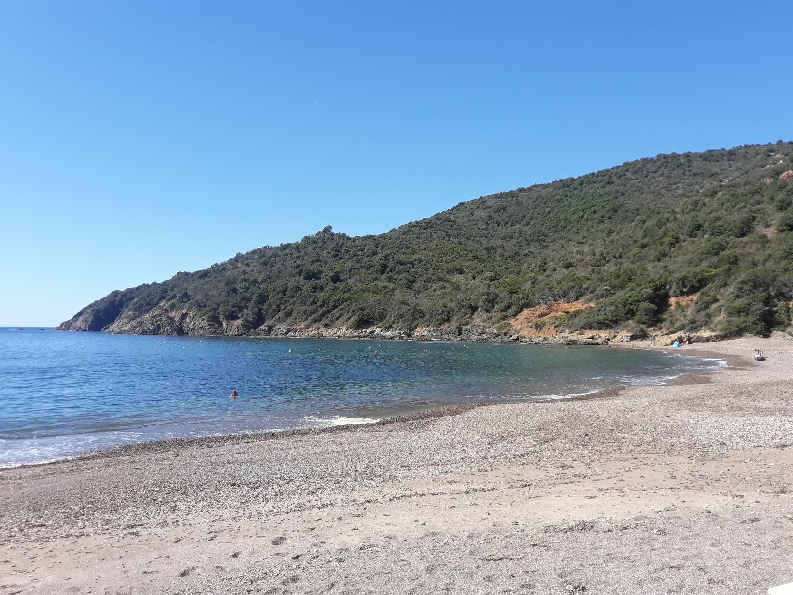 Le Punta Rossa II海滩的照片 带有碧绿色纯水表面