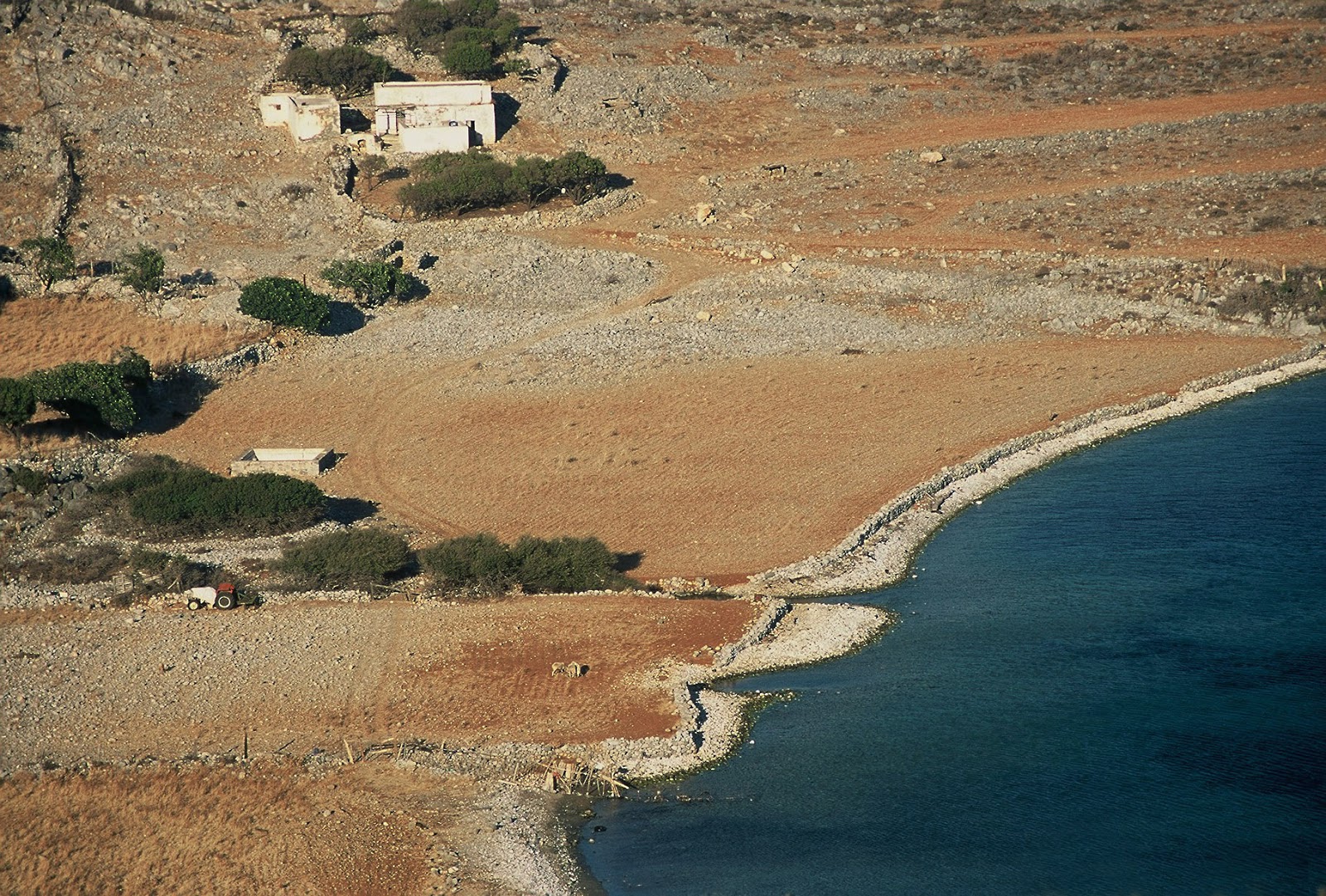 Vagia III'in fotoğrafı kahverengi çakıl yüzey ile