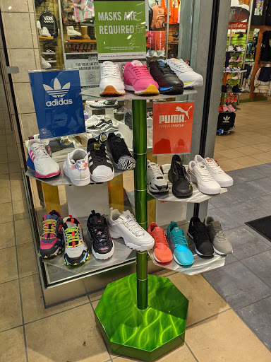 Shoe Store «Famous Footwear», reviews and photos, 831 Lancaster Dr NE, Salem, OR 97301, USA