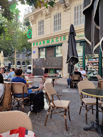 Atmosphère du Restaurant Bistrot Le Petit Saint Louis Vieux-Port à Marseille - n°4