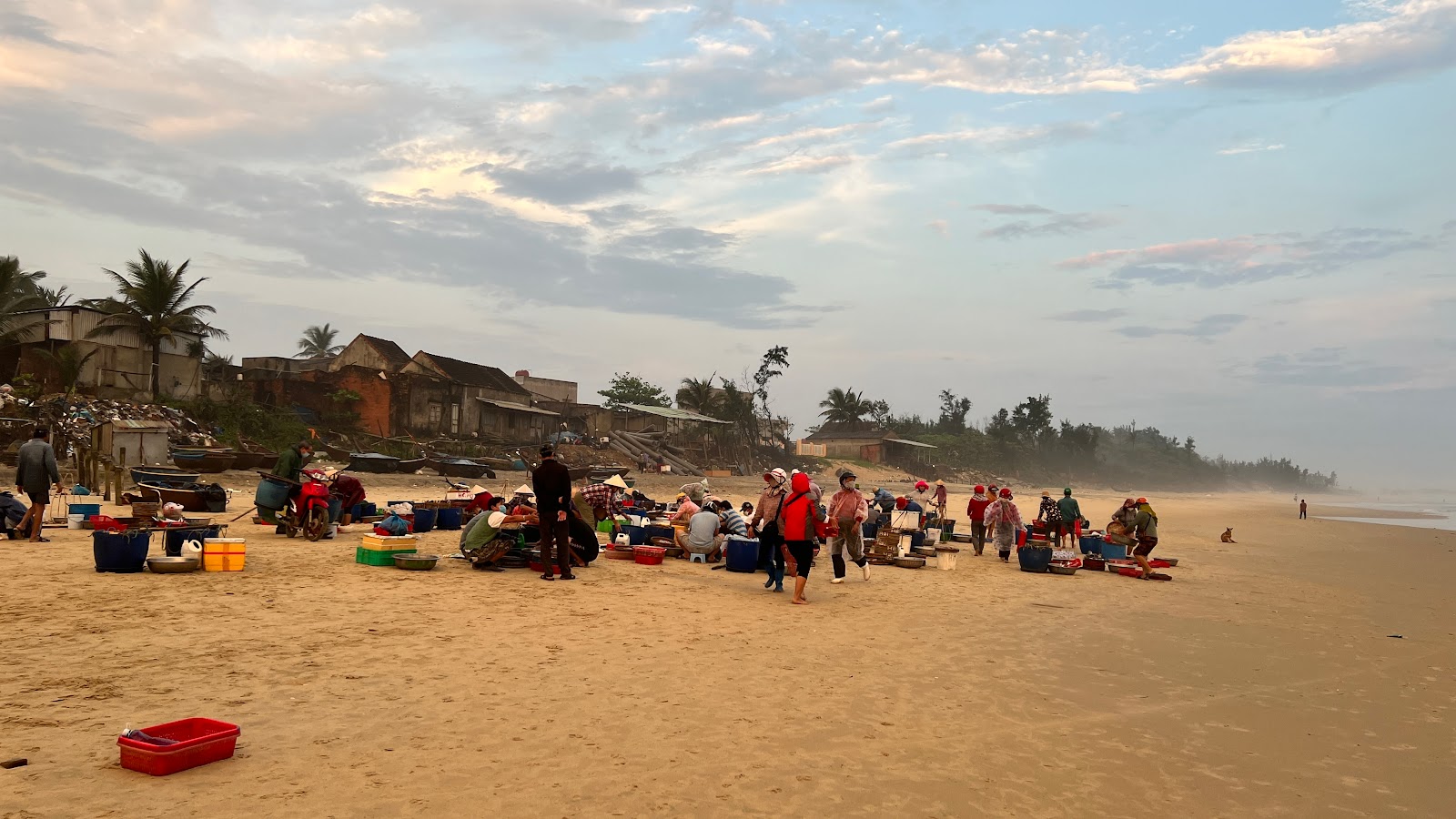 Foto van Tam Tien Beach en de nederzetting