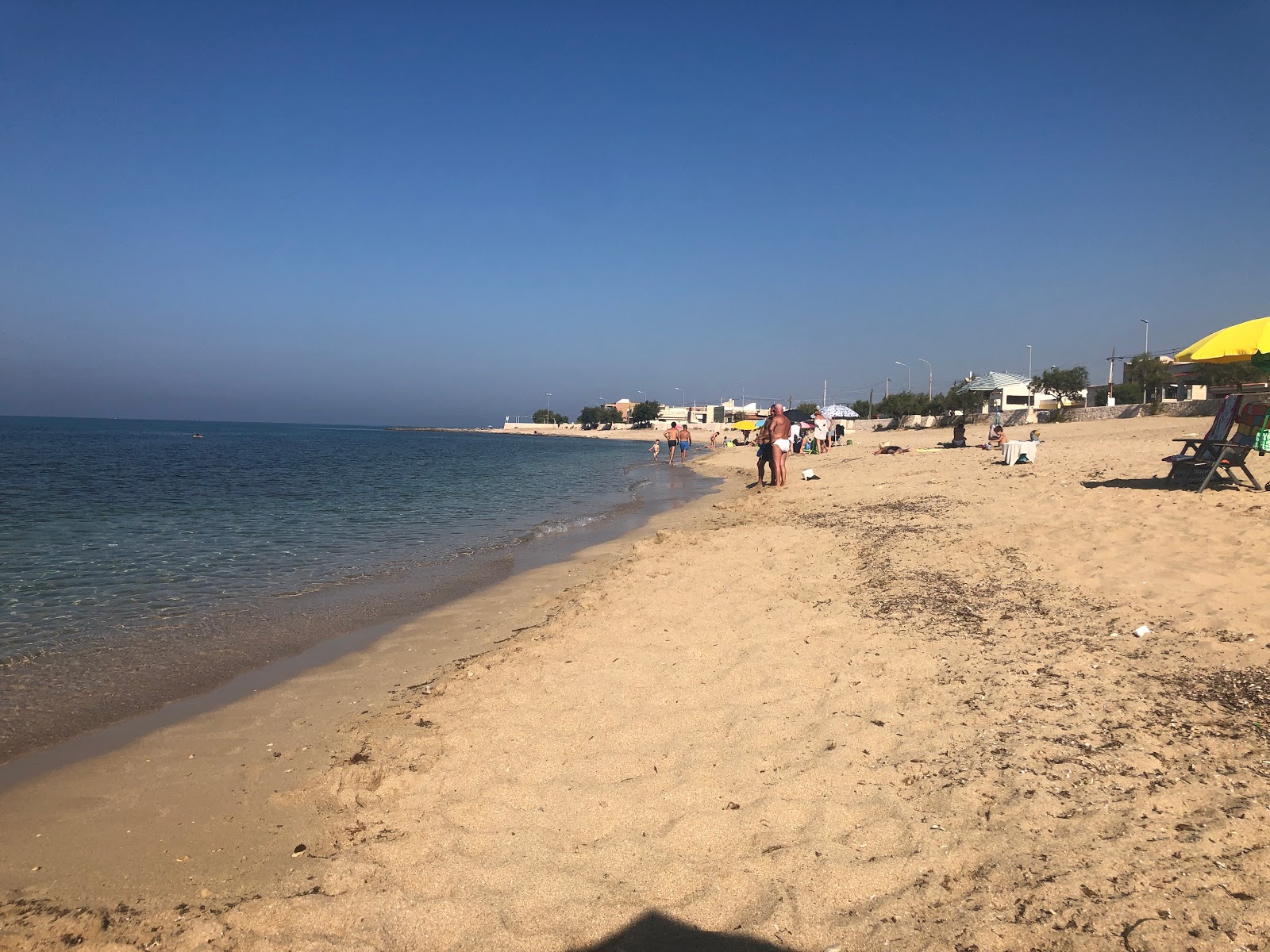 Spiaggia di Trullo di Mare的照片 带有蓝色纯水表面