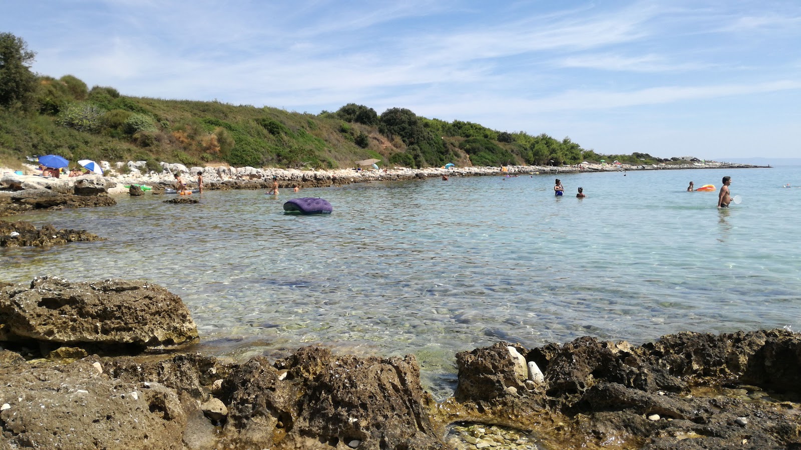 Foto von Debeljak Cove umgeben von Bergen