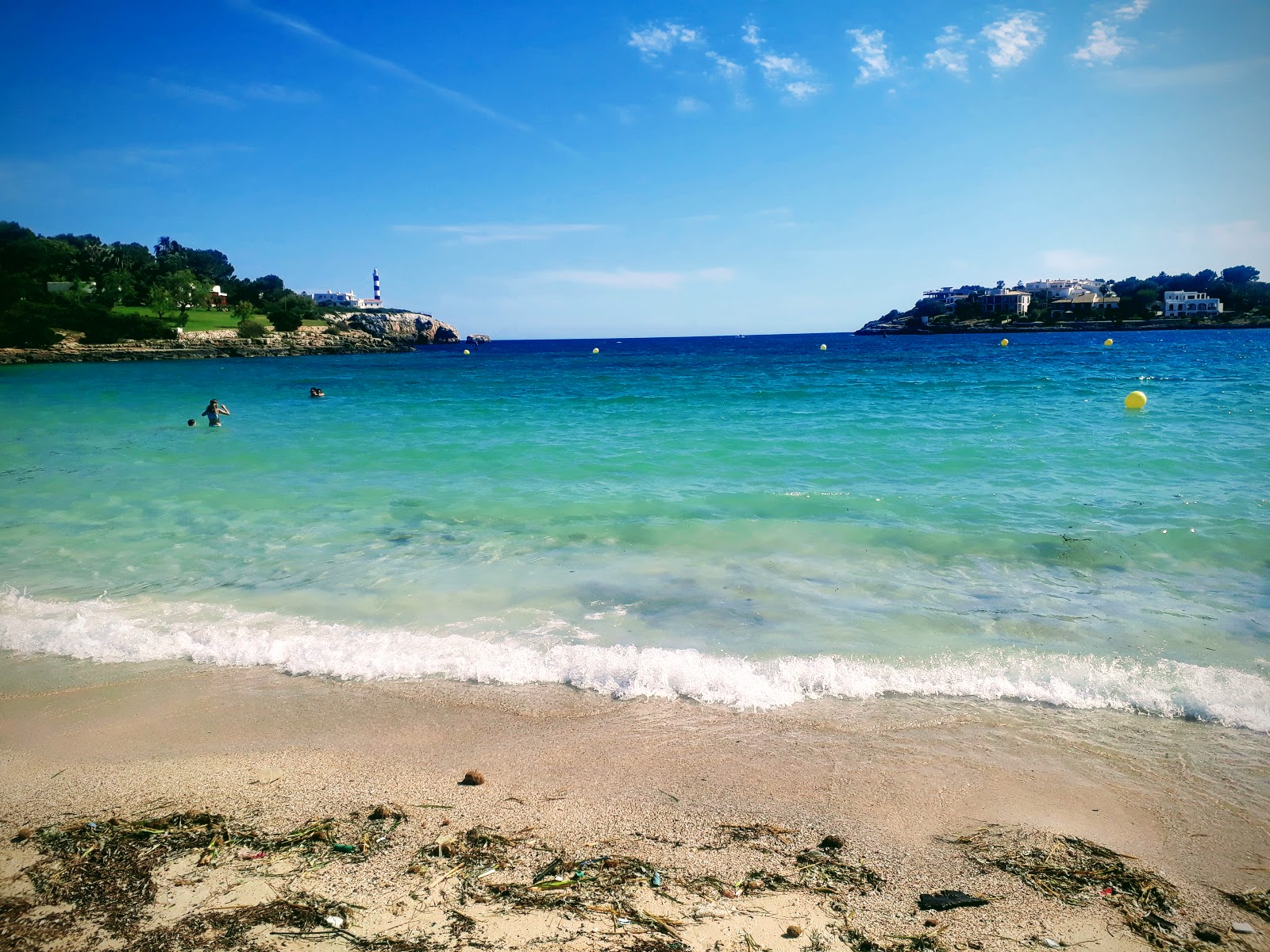 Foto di Playa S' Arenal con una superficie del acqua cristallina