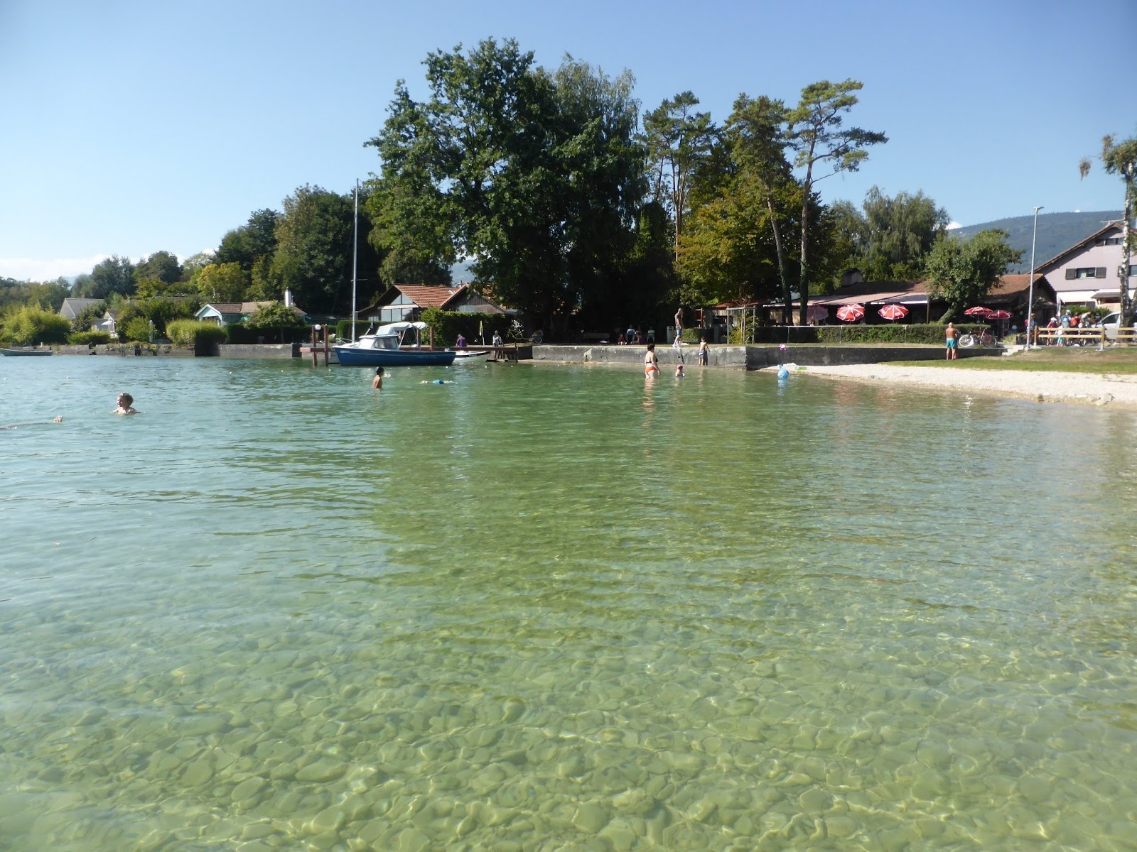 Fotografija Camping Les Pins Beach z turkizna čista voda površino