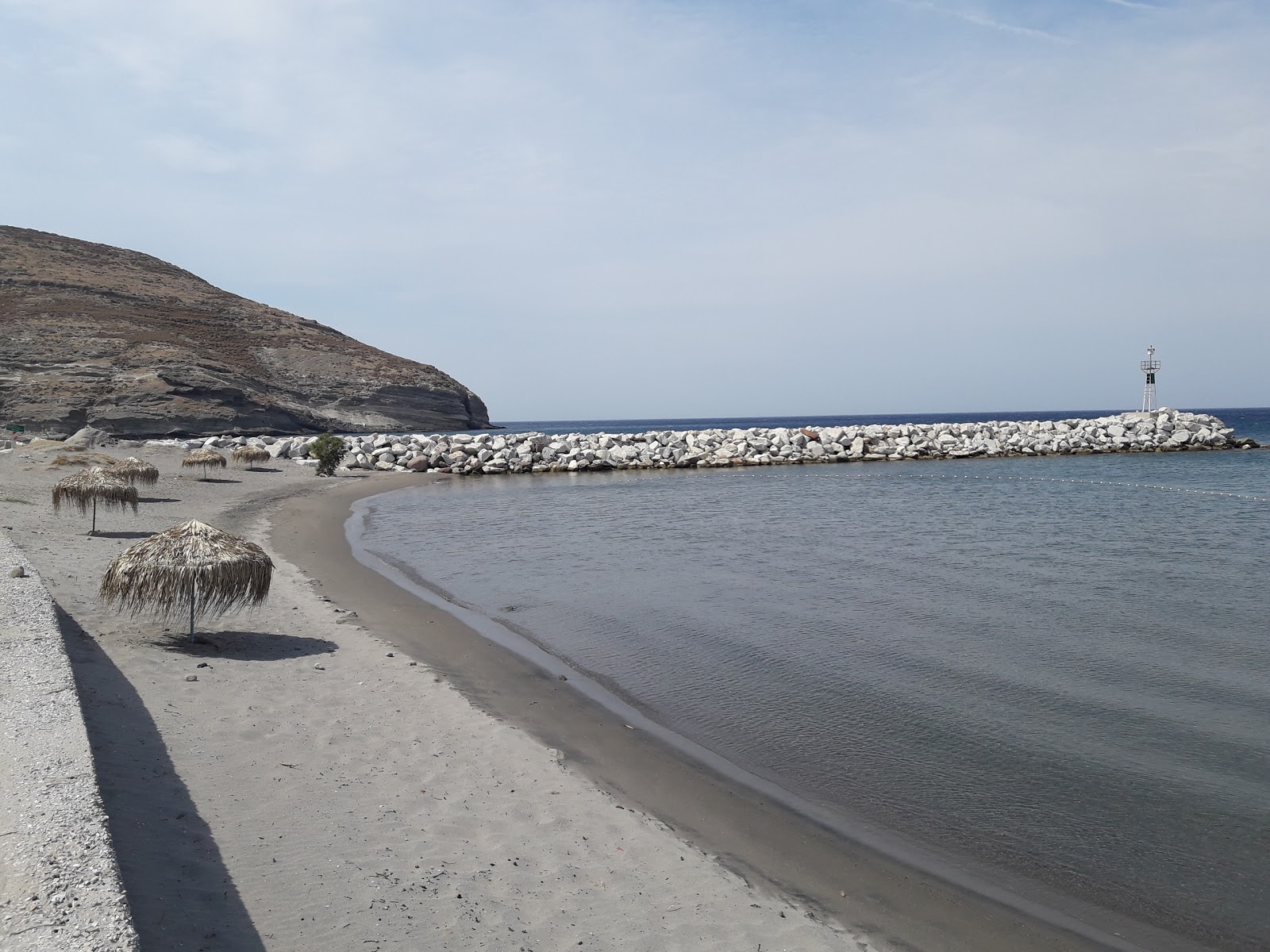 Agios Efstratos beach'in fotoğrafı gri kum yüzey ile