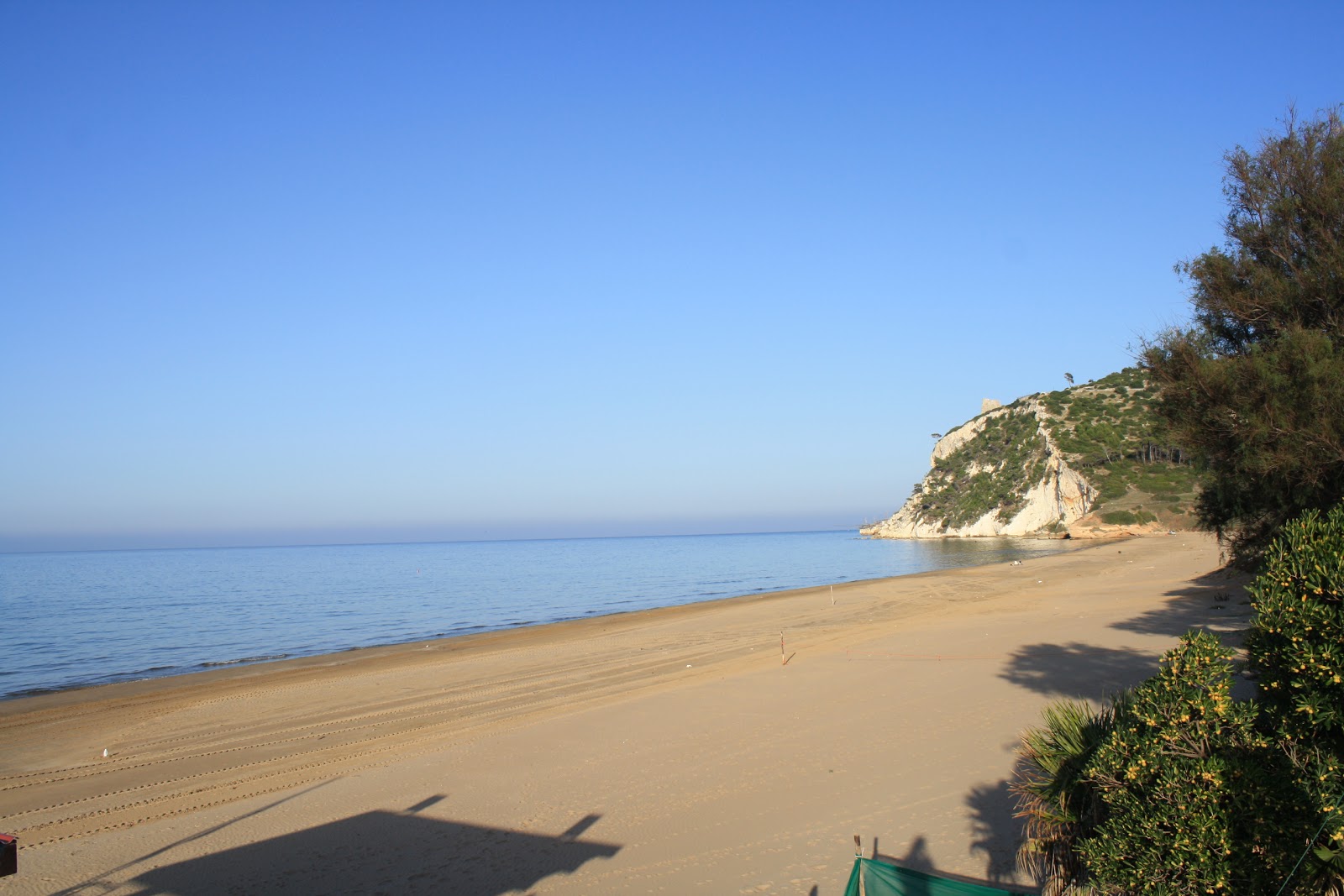 Baia Calenella'in fotoğrafı geniş plaj ile birlikte