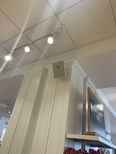 Clothing Store «American Eagle Outfitters», reviews and photos, 555 N Alafaya Trail, Orlando, FL 32828, USA