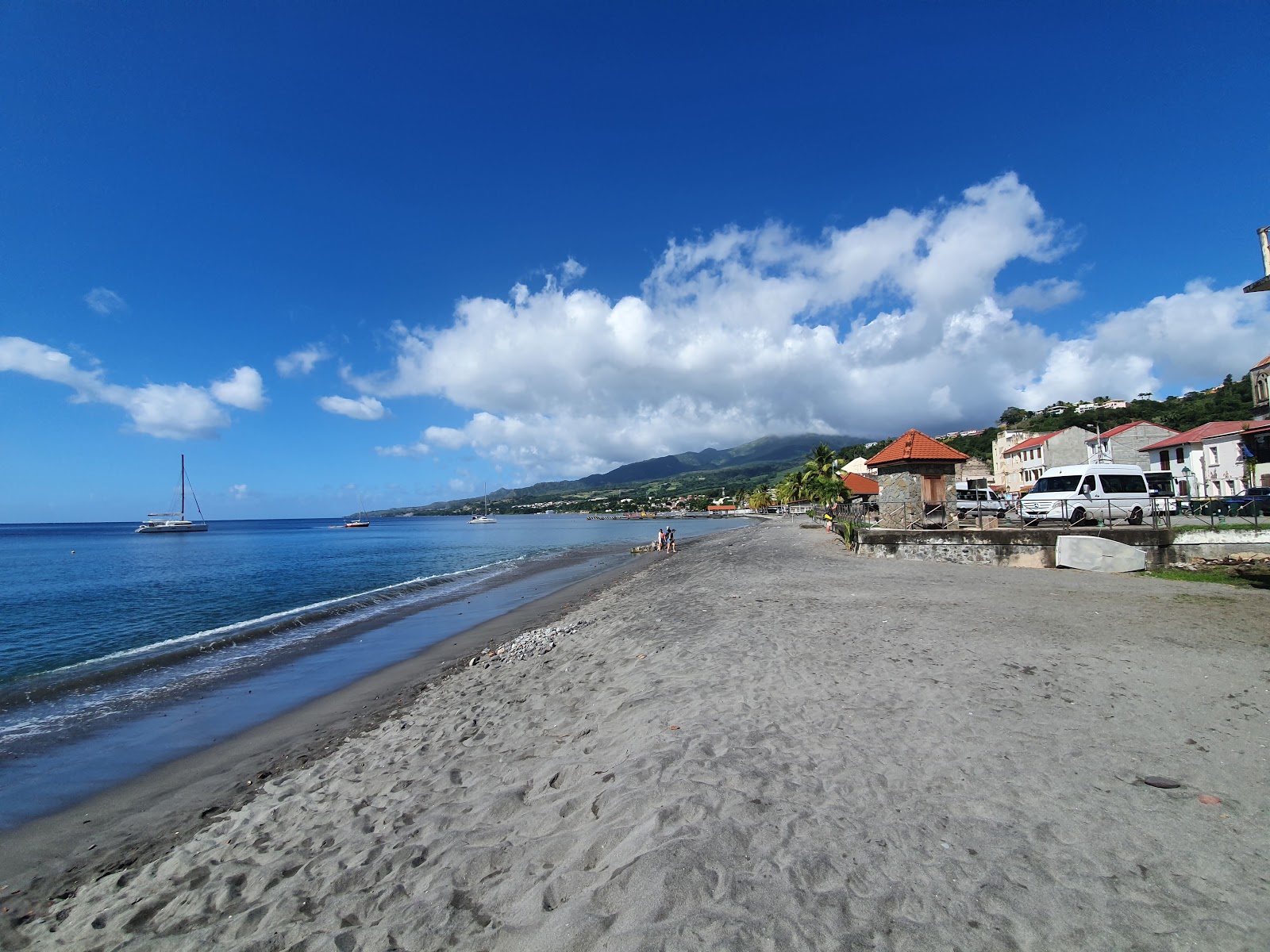 Zdjęcie Bela beach z powierzchnią turkusowa czysta woda