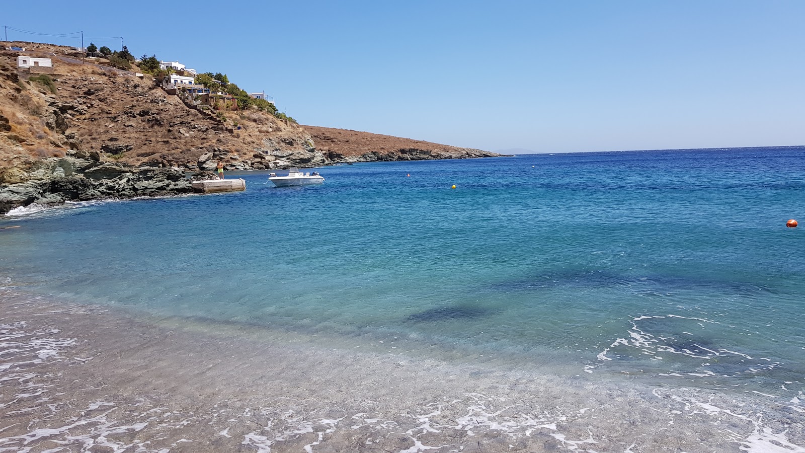 Foto de Skylos beach con cala pequeña