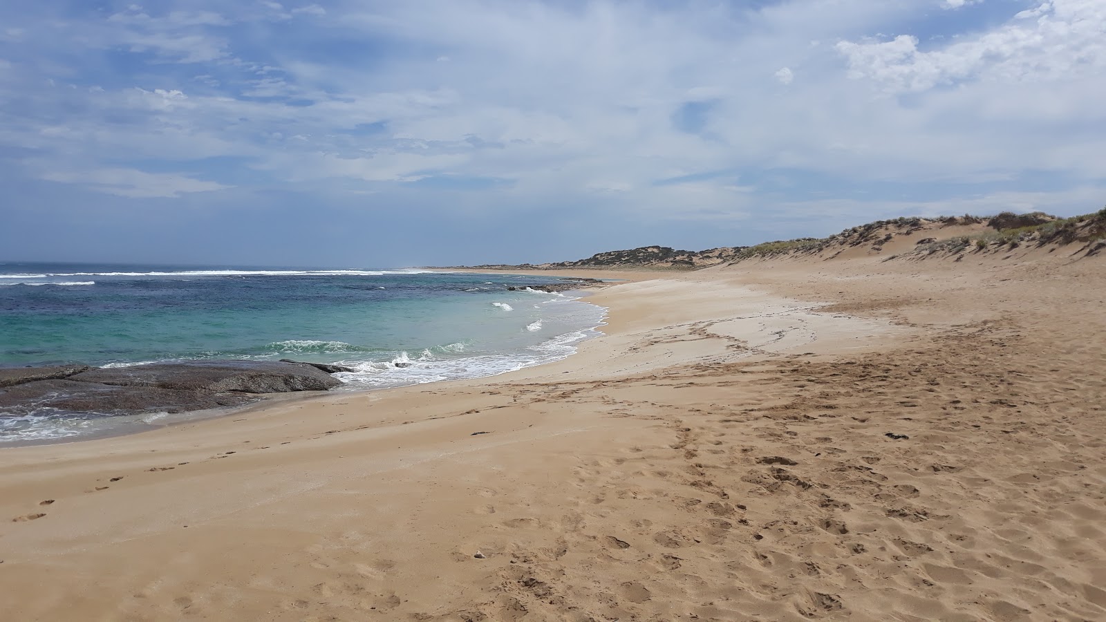 Foto de Browns Beach localizado em área natural