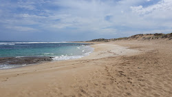 Browns Beach'in fotoğrafı uçurumlarla desteklenmiş
