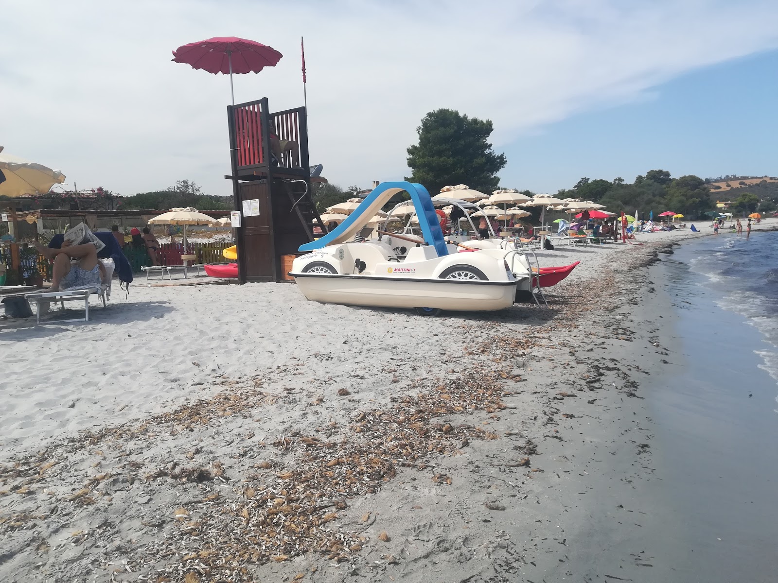 Spiaggia Di Capo Comino'in fotoğrafı turkuaz saf su yüzey ile