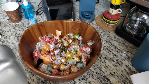 Chocolate Shop «Lindt», reviews and photos, 1 Premium Outlet Blvd #573, Tinton Falls, NJ 07753, USA