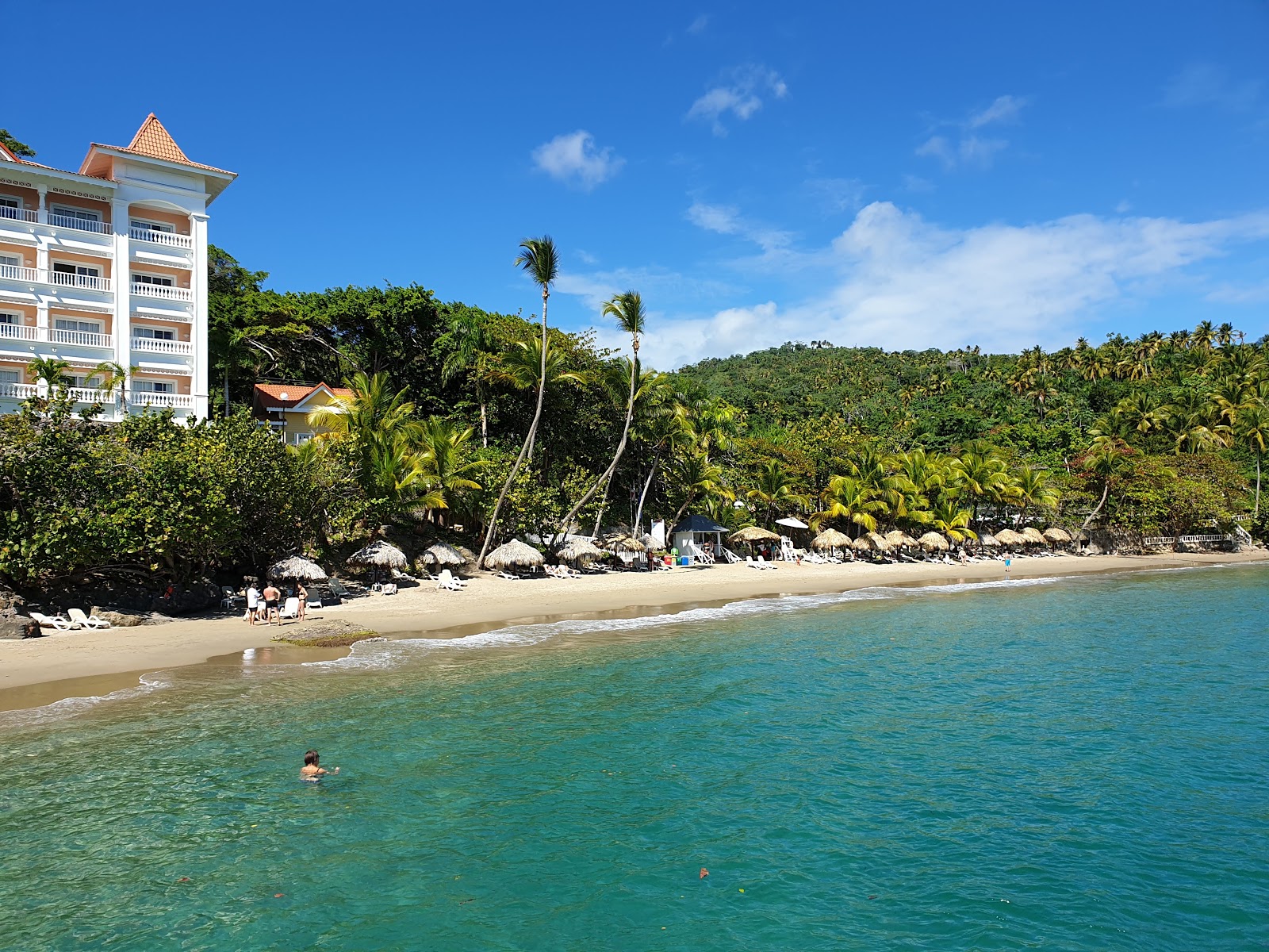 Foto van Playa Chinguela met turquoise puur water oppervlakte