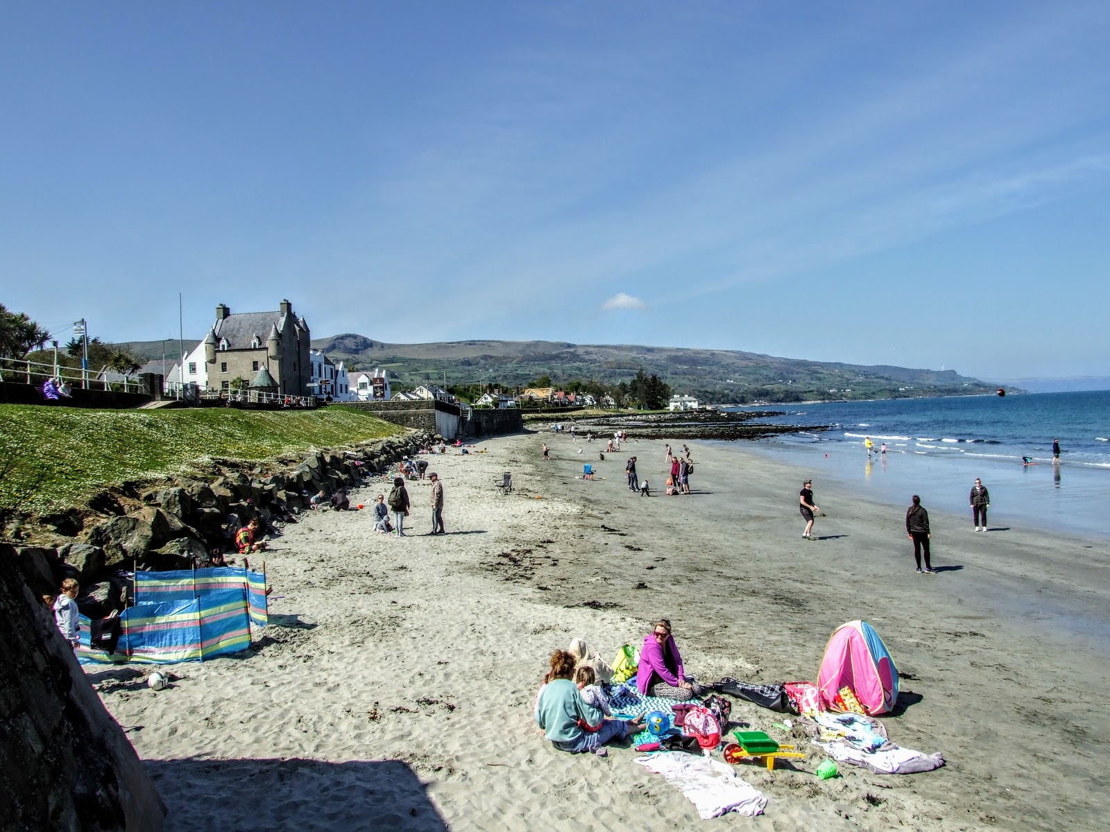 Foto di Ballygally Beach sorretto da scogliere