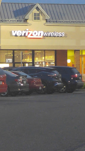 Cell Phone Store «Verizon», reviews and photos, 6432 Springfield Blvd, Springfield, VA 22150, USA