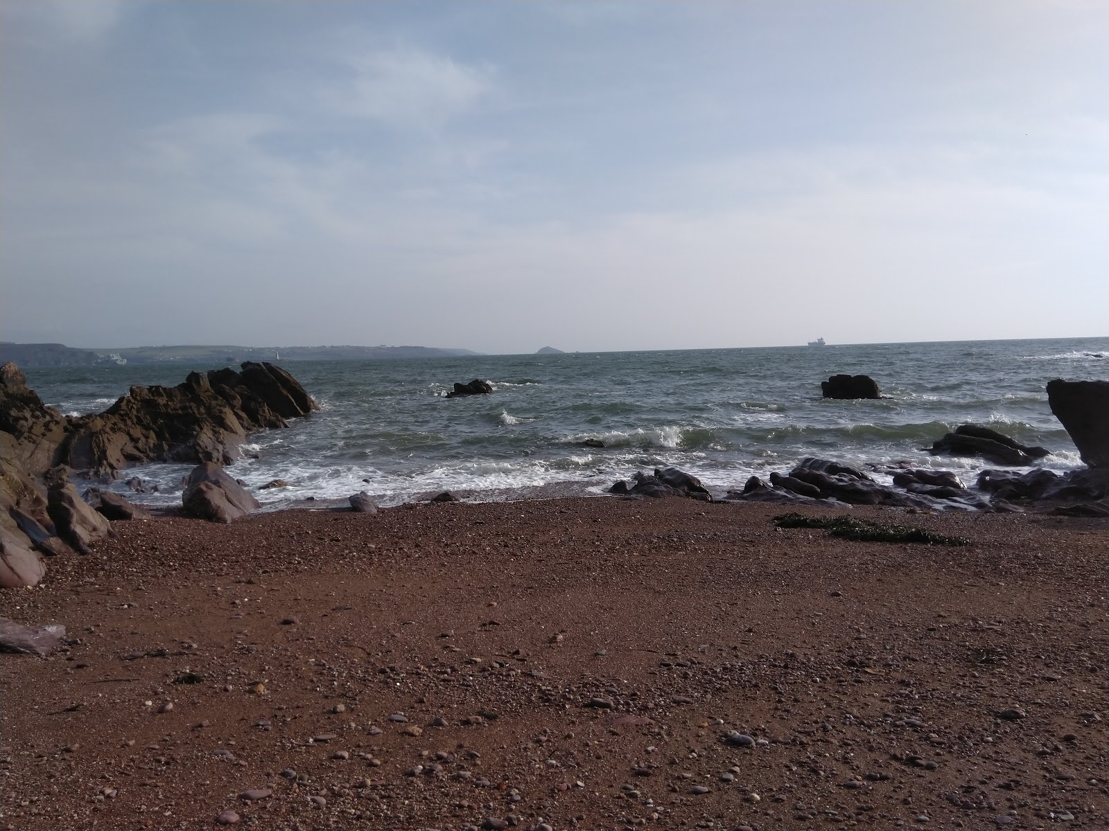 Foto di Sandways beach con una superficie del sabbia nera e ciottoli