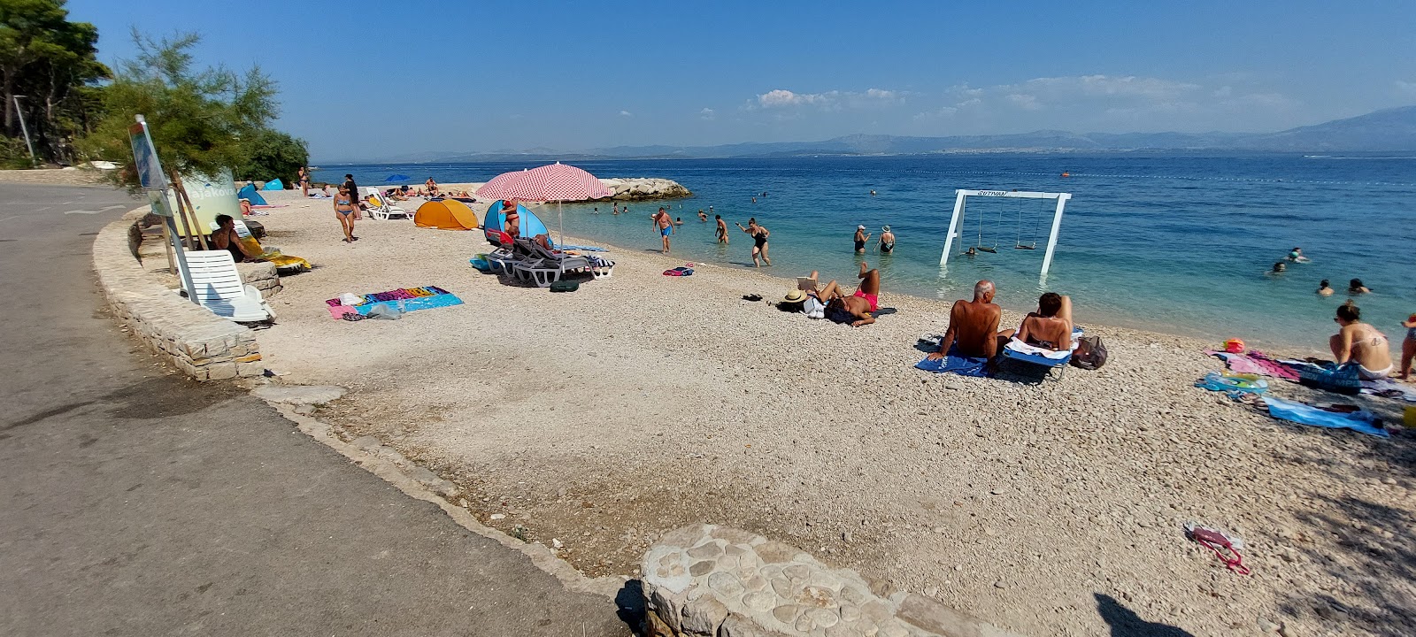 Foto von Sutivan Beach mit beiger kiesel Oberfläche