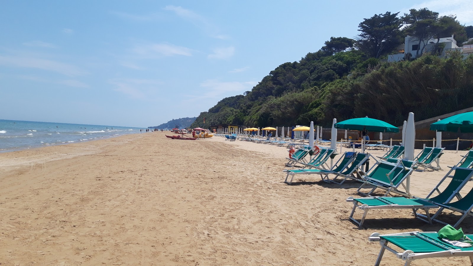 Foto de Spiaggia di San Menaio con recta y larga