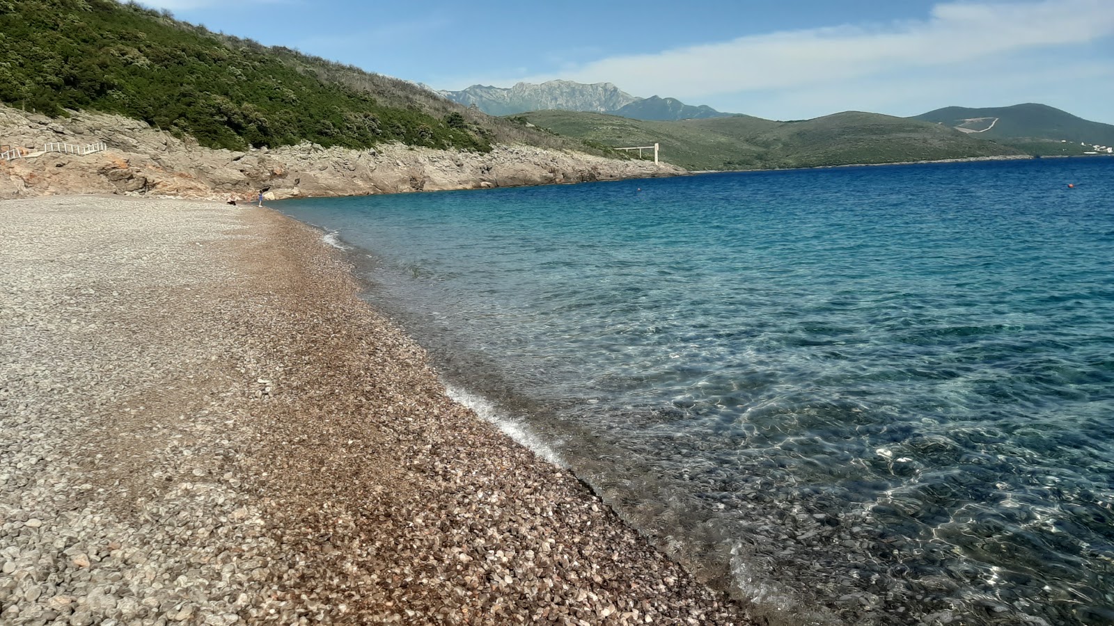 Lustica beach'in fotoğrafı dağlarla çevrili