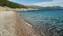 Lustica beach'in fotoğrafı dağlarla çevrili