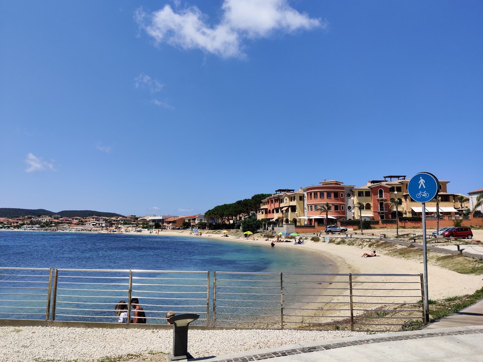 Foto van Spiaggia Golfo Aranci ondersteund door kliffen