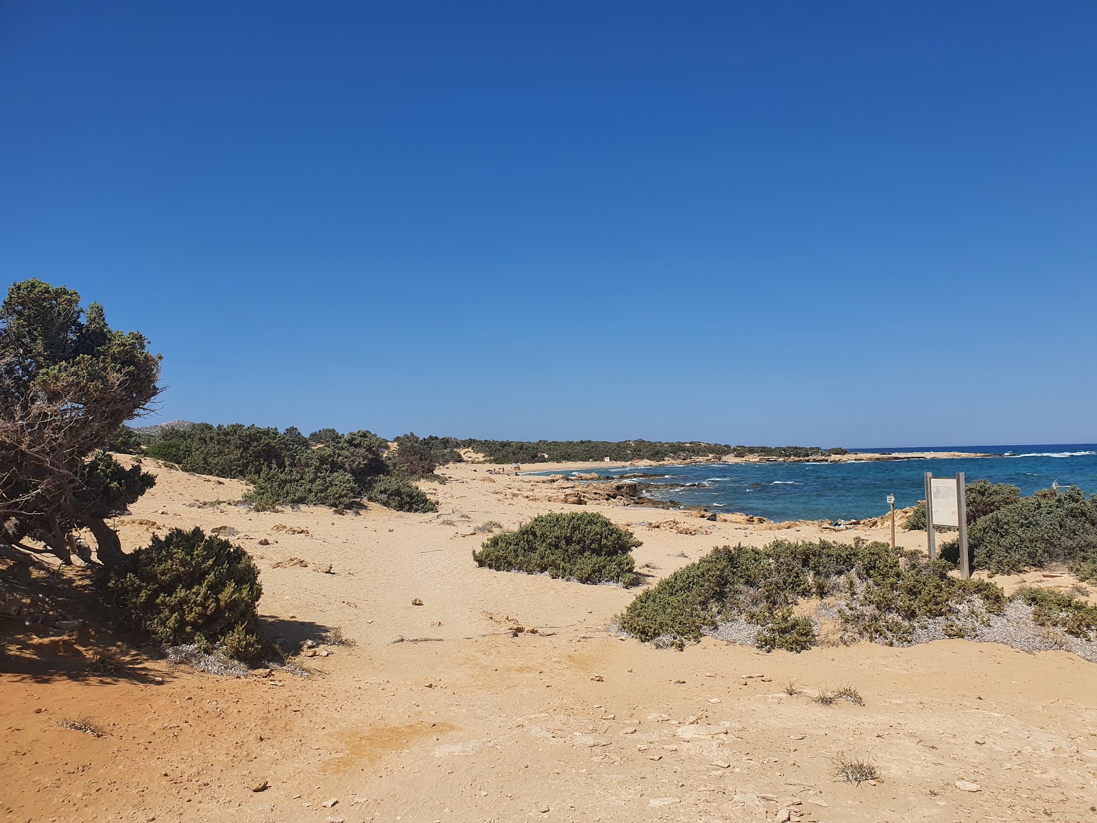 Foto de Spiaggia Lavrakas con parcialmente limpio nivel de limpieza