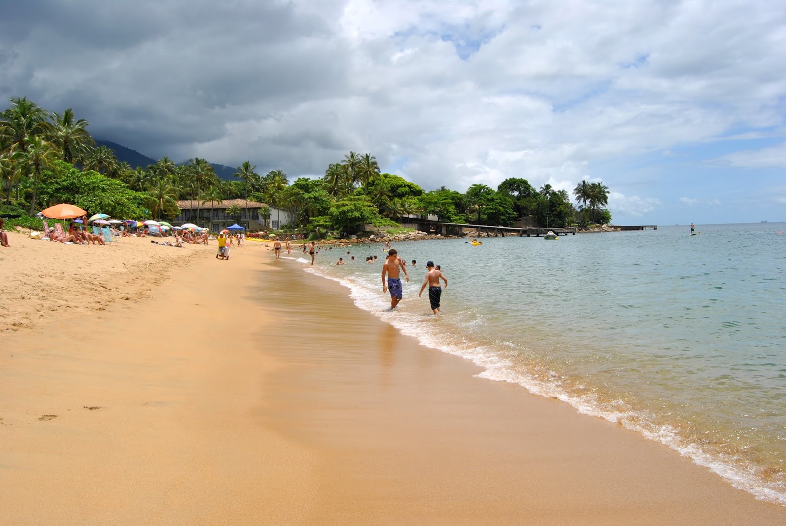 Foto de Praia da Feiticeira con agua cristalina superficie