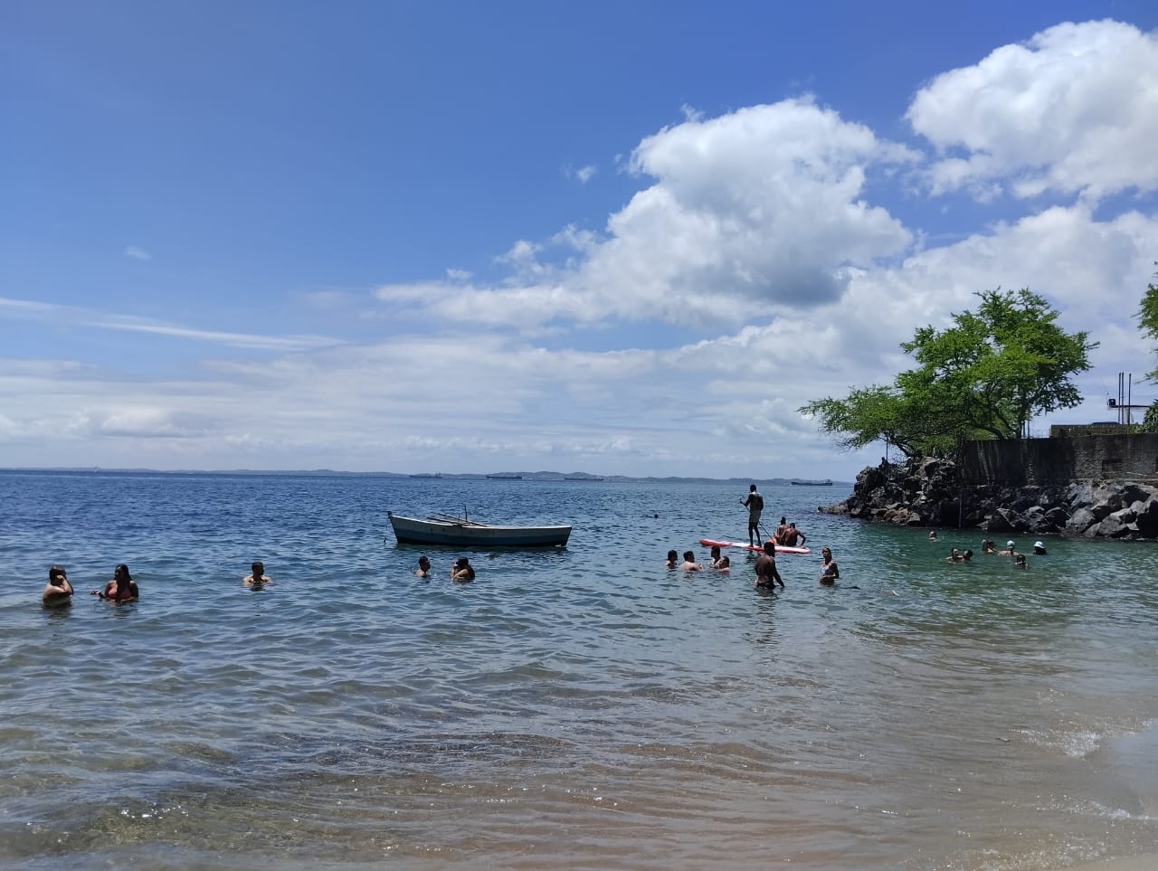 Foto von Praia do MAM umgeben von Bergen