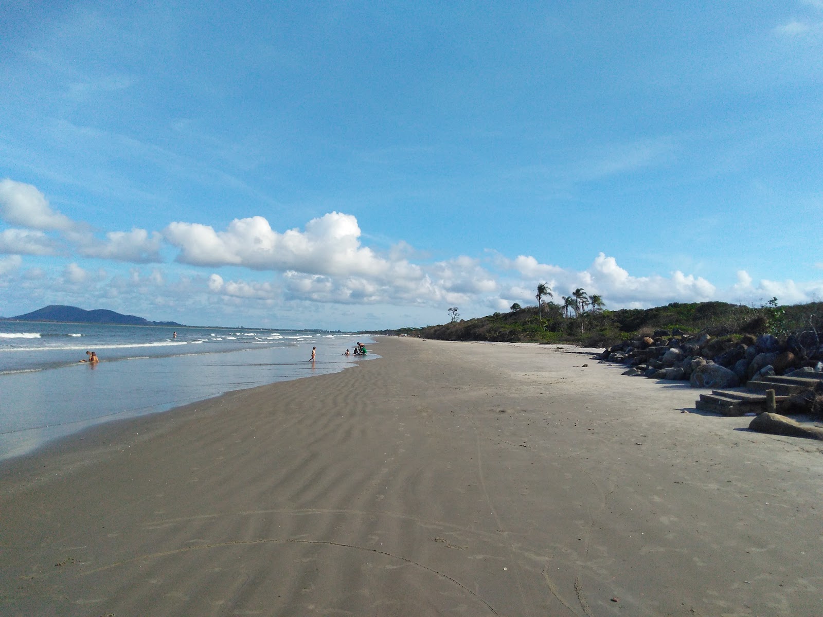 Foto de Praia De Itapoá com areia fina e brilhante superfície