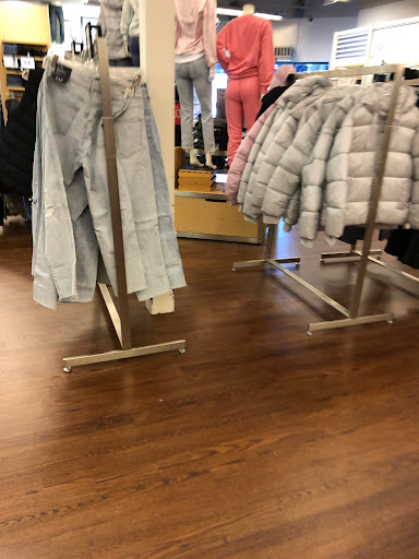 Clothing Store «Gap Outlet», reviews and photos, 100 Premium Outlets Blvd #100, Hagerstown, MD 21740, USA