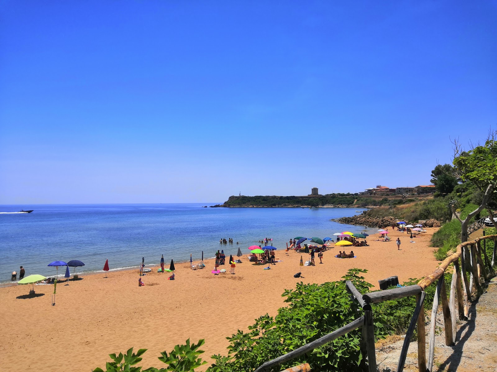 Foto von Principale Capo Rizzuto Beach mit feiner brauner sand Oberfläche