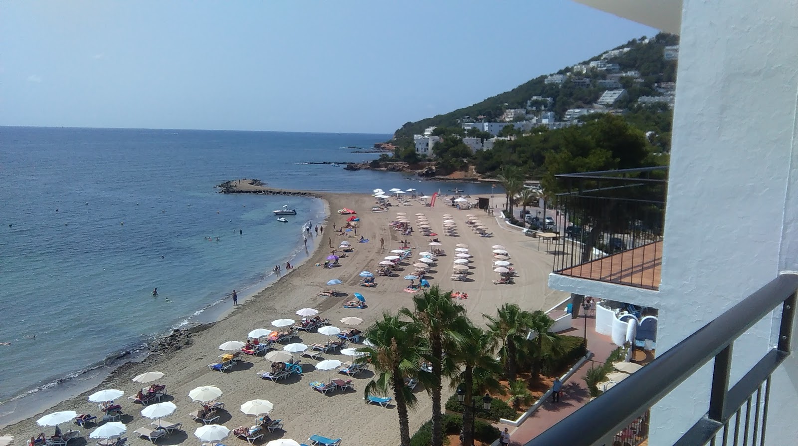 Fotografie cu Platja de Santa Eulalia II cu nivelul de curățenie înalt