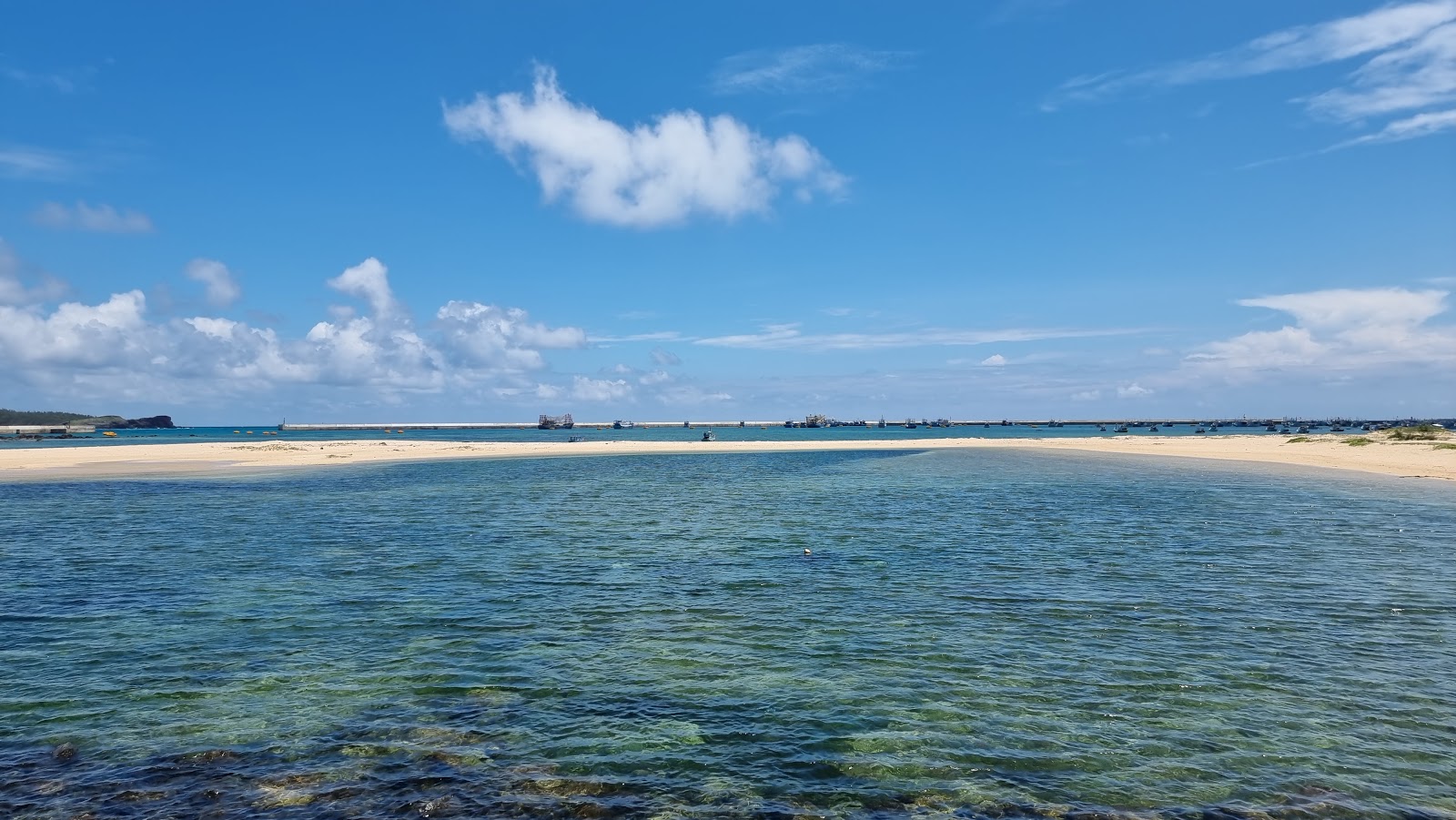 Zdjęcie Long Hai Beach z powierzchnią turkusowa czysta woda