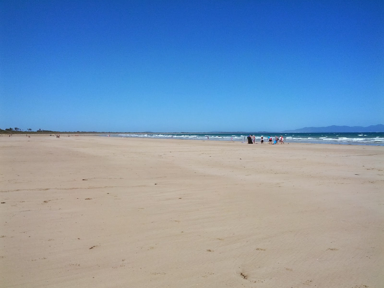Foto av Waratah Beach med lång rak strand