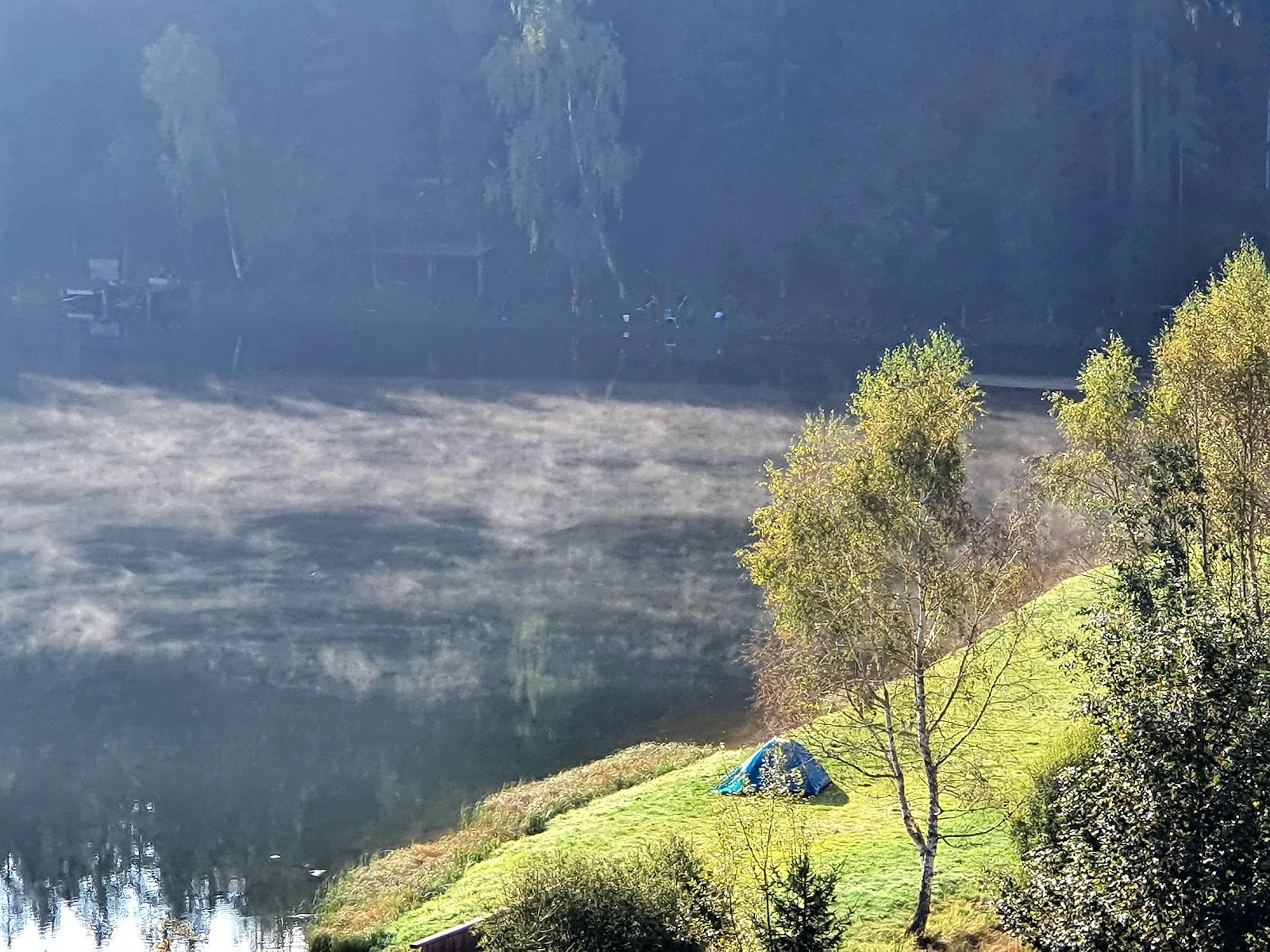 Foto von Seebad Packer Stausee von Klippen umgeben