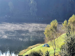 Foto von Seebad Packer Stausee von Klippen umgeben
