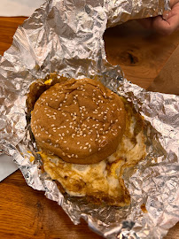 Cheeseburger du Restaurant de hamburgers Five Guys Gare du Nord à Paris - n°7