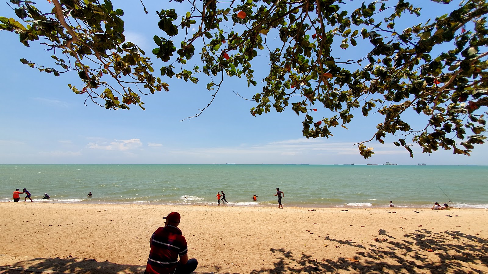 Photo de Sg. Tuang Beach avec rivage droit, long