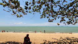 Photo de Sg. Tuang Beach avec rivage droit, long