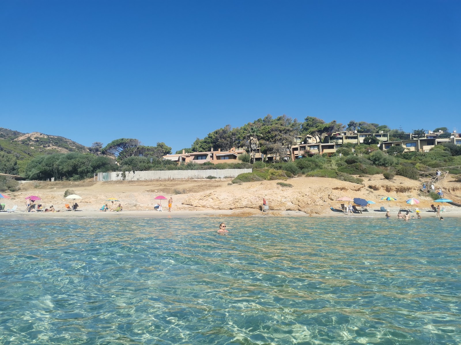 Pinus Village Beach'in fotoğrafı - rahatlamayı sevenler arasında popüler bir yer