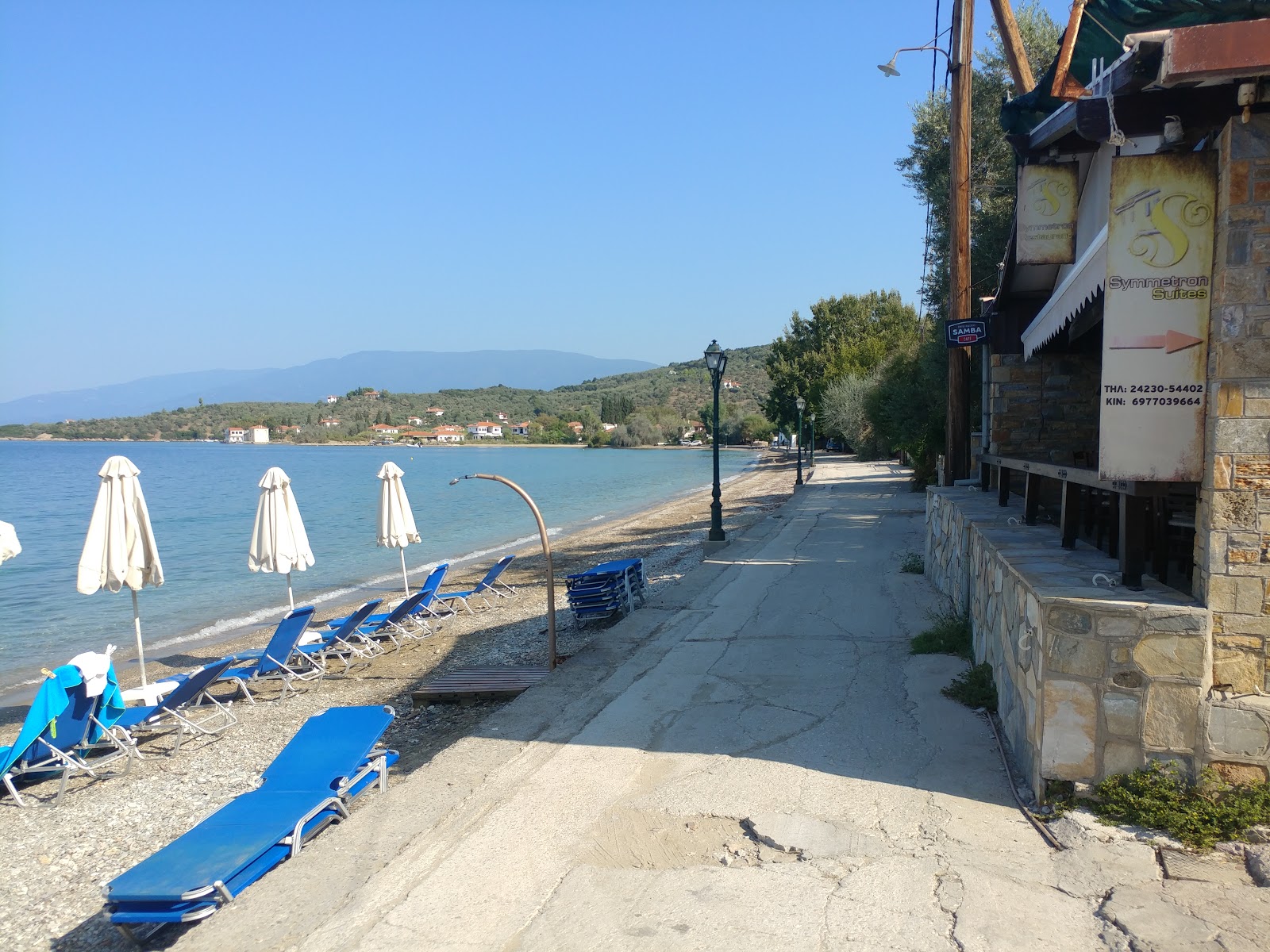 Foto di Kalamos beach con parzialmente pulito livello di pulizia