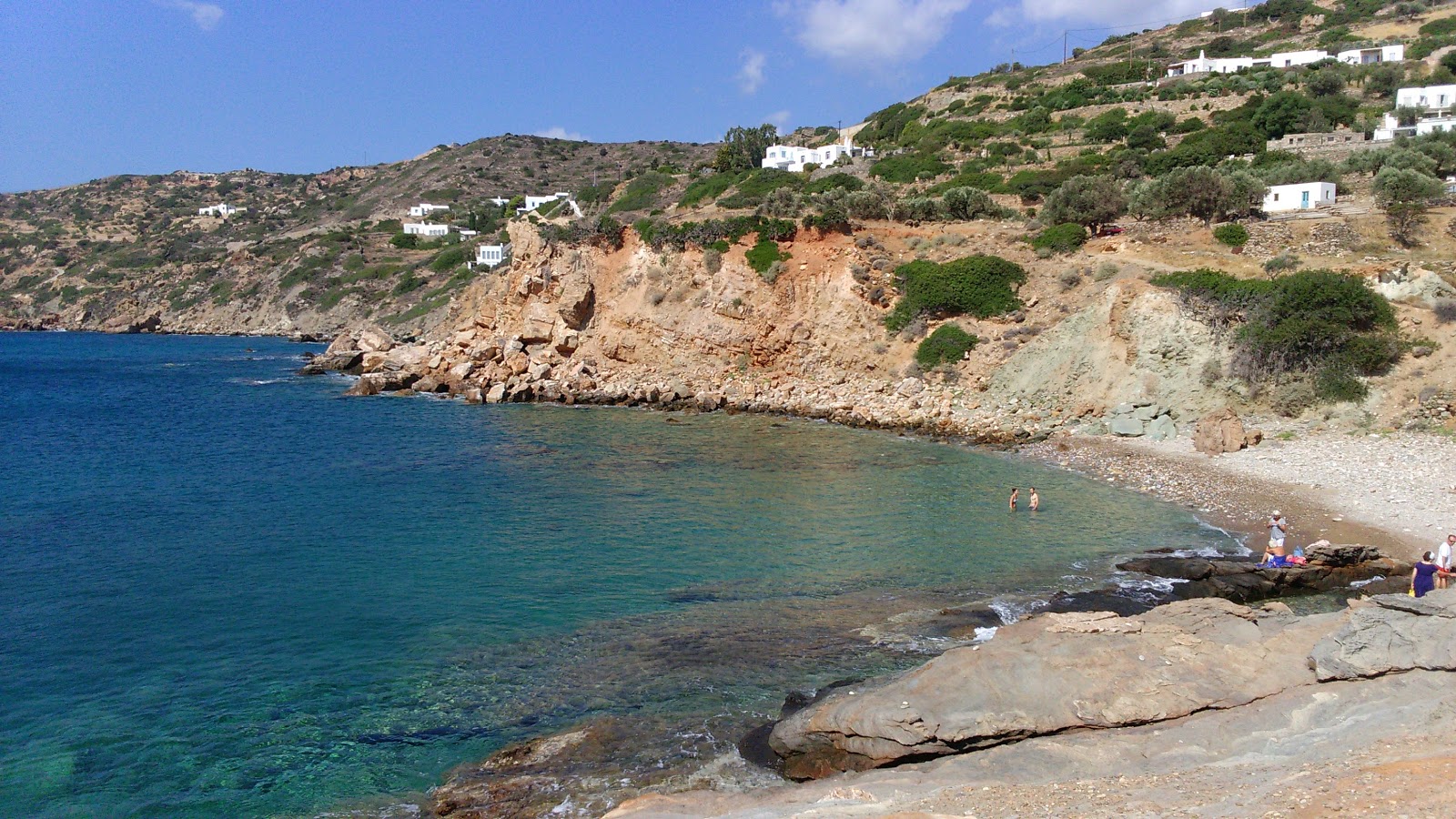 Foto di Saoures beach con una superficie del ciottolo grigio