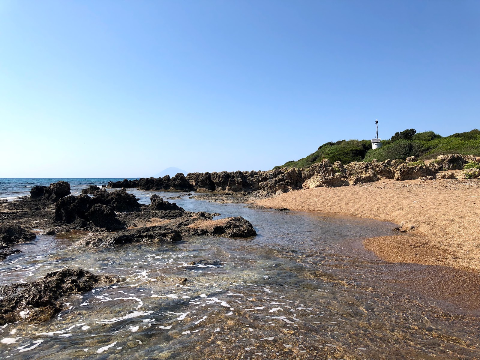 Foto de Akrotiri beach com meios de comunicação nível de limpeza