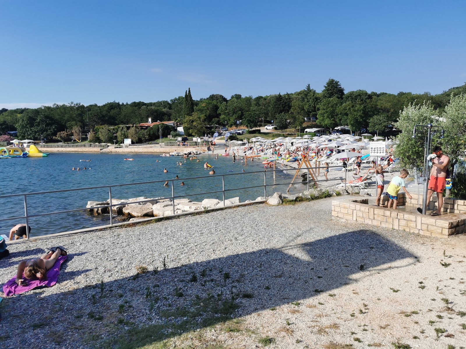 Foto van Tar beach met lichte fijne kiezelsteen oppervlakte