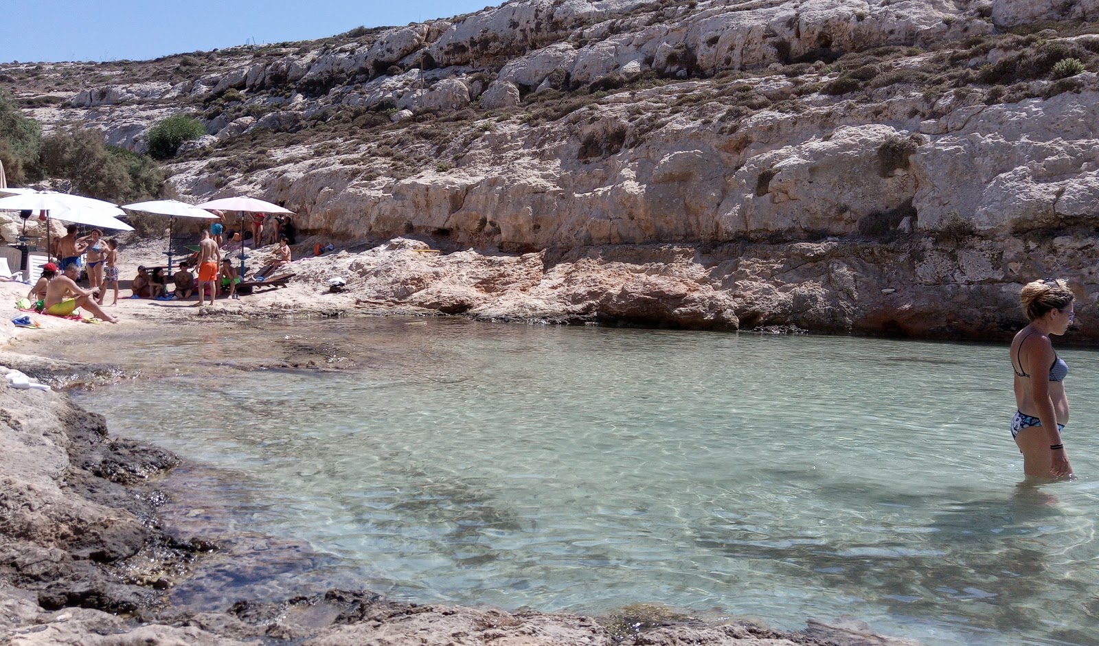 Cala Greca'in fotoğrafı dağlarla çevrili
